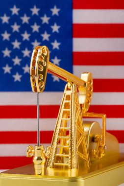 Yıldız ve Çizgili Amerikan bayrağının arka planında altın yağ pompası