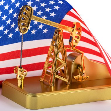 Yıldız ve Çizgili Amerikan bayrağının arka planında altın yağ pompası