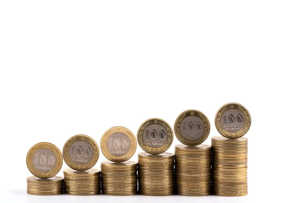 Münzsäulen Wert Von 100 Kasachischen Tenge Auf Weißem Hintergrund — Stockfoto