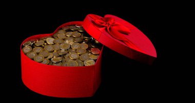 Kalp şeklindeki kırmızı hediye kutusu 100 ve 200 Kazak sikkesiyle dolu.