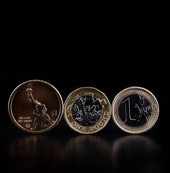 Mince Americký Dolar Britská Libra Euro Černém Pozadí — Stock fotografie