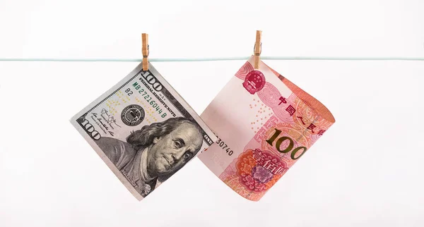 100 Американських Доларів 100 Китайських Юаней Прикріплених Шнура — стокове фото