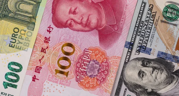 Billetes Denominaciones 100 Dólares 100 Yuanes Chinos 100 Euros —  Fotos de Stock