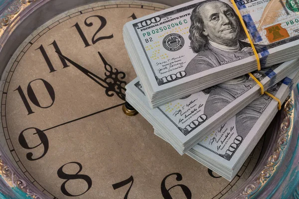 100ドル札と大きな壁時計の文字盤 — ストック写真