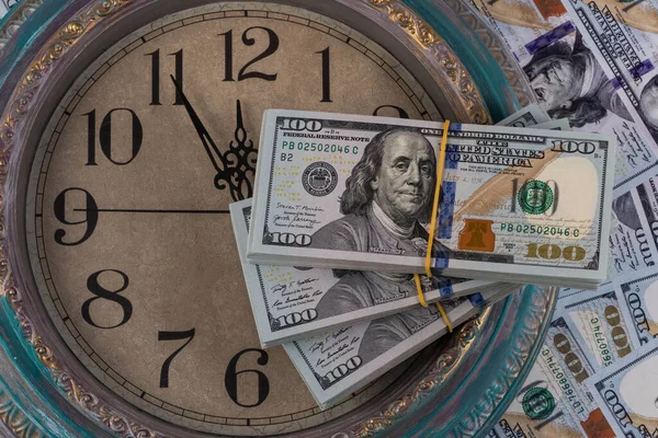 100ドル札と大きな壁時計の文字盤 — ストック写真