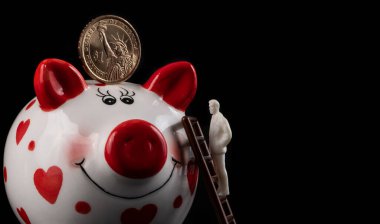 Üzerinde merdiven olan bir insan kalbi sembolü ve siyah arka planda 1 Amerikan doları olan komik bir kumbara.