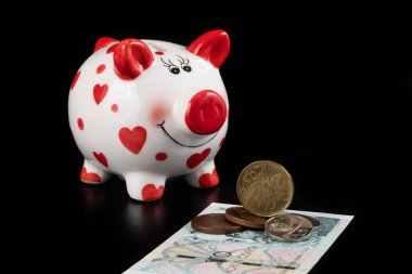 20 CZK madeni para, 100 CZK banknot ve domuz kumbarası