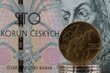 20 CZK madeni para ve 100 CZK banknot
