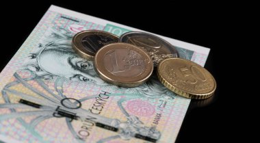 100 CZK banknot ve 1 ve 2 Euro bozukluk