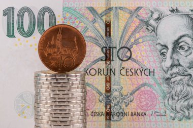 10 CZK madeni para ve 100 CZK banknot