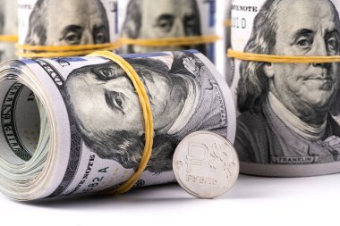 Rus rublesinin sembolü ve 100 Amerikan doları değerinde bir sikke.