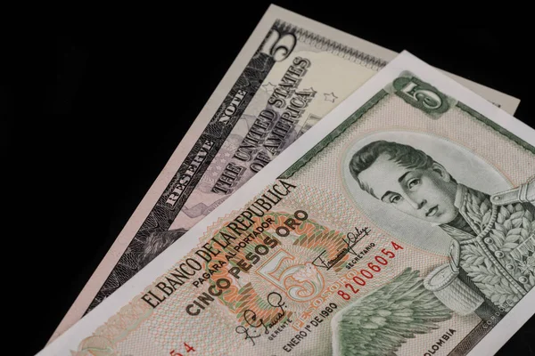Billetes Denominaciones Cinco Dólares Americanos Cinco Pesos Colombianos —  Fotos de Stock