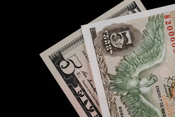 Τραπεζογραμμάτια Ονομαστικές Αξίες Πέντε Αμερικανικών Δολαρίων Και Πέντε Κολομβιανών Πέσος — Φωτογραφία Αρχείου