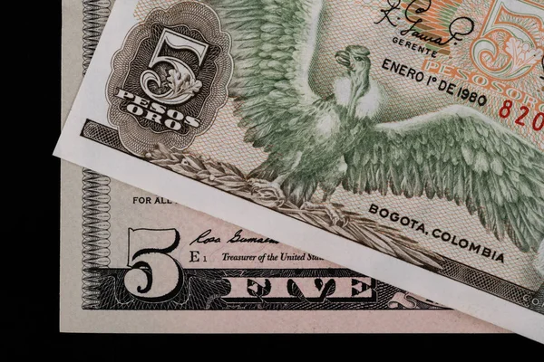 Banconote Tagli Cinque Dollari Americani Cinque Pesos Colombiani — Foto Stock