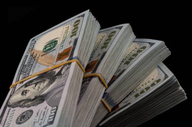 100 dolarlık banknotlar.