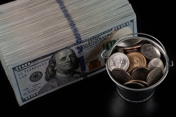 Мініатюрне Відро Наповнене Американськими Монетами Великою Рекламою 100 Доларів Сша — стокове фото