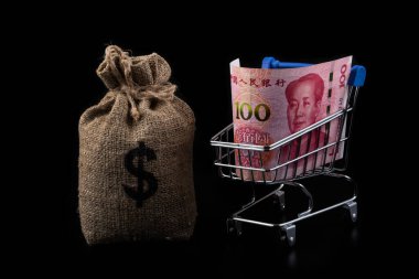 100 Çin Yuanı banknot ve içinde Amerikan para birimi sembolü olan para çantası.