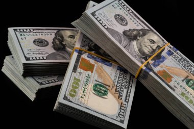 100 dolarlık banknotlar.