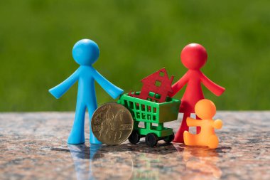 Sembolik bir ailenin bir çocuğu ve 20 CZK madeni parası olan figürleri