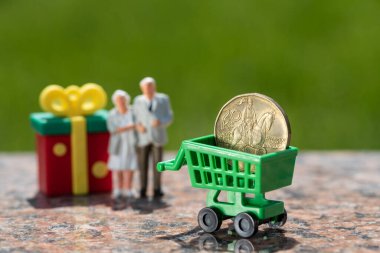 Çek Cumhuriyeti 'ndeki emeklilik katkı paylarıyla ilgili kavramsal plan 20 Çek kronu ve yaşlı bir çiftin rakamlarıyla