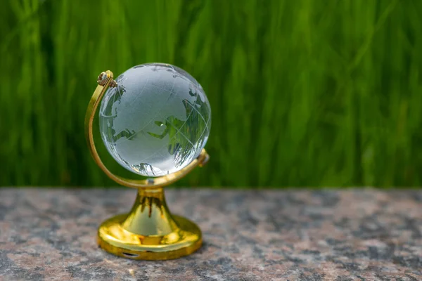 Globo Cristal Simbólico Sobre Fondo Hierba Verde — Foto de Stock