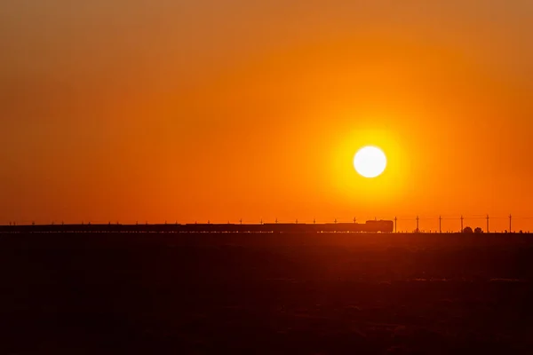 Силуэт Грузового Поезда Фоне Заходящего Солнца — стоковое фото