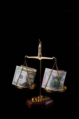 20 Amerikan doları ve 20 Meksika pezosu.