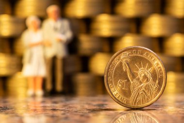 Altın sikkelerin arka planında 1 Amerikan doları var.