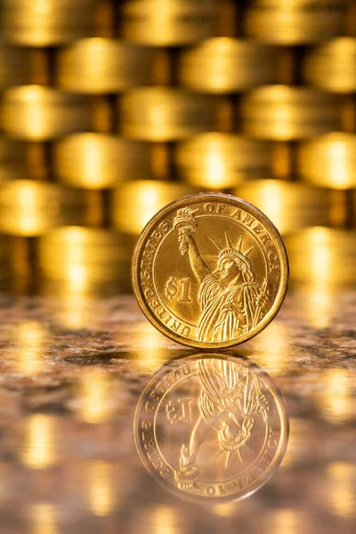 Érme Amerikai Dollár Címletben Aranyérmék Hátterében — Stock Fotó