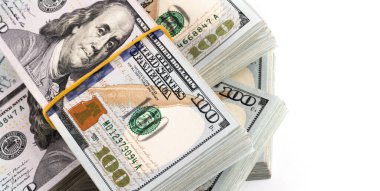 100 dolarlık banknotlar.