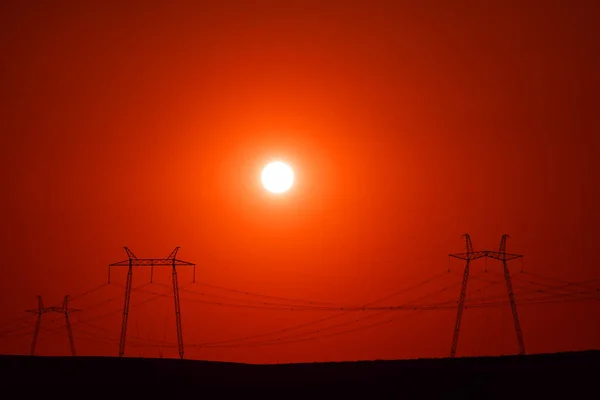 Enorma Pyloner Högspänningsledning Och Solnedgången — Stockfoto