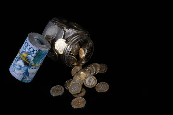 Закарбували 000 Банкнот Казахстану Скляну Банку Монетами Номіналом 100 200 — стокове фото