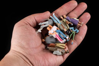 Erkek avucundaki farklı insanların sembolik figürleri