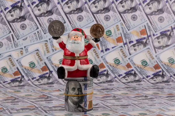 Figura Cerámica Santa Claus Sosteniendo Una Mano Moneda Dólar Otra —  Fotos de Stock