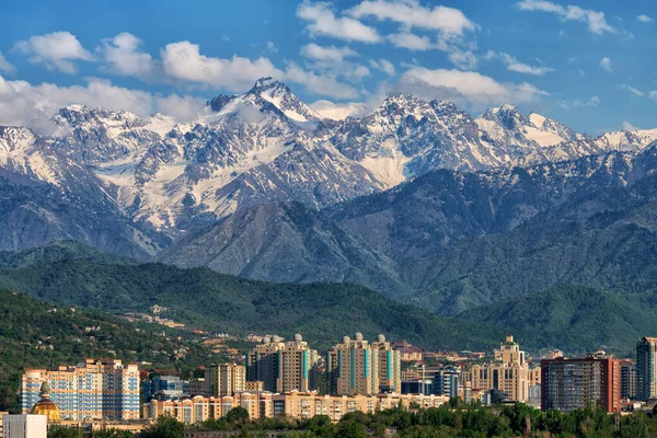 アルマトイのカザフスタンの上Zailiysky Alatauの山の峰 — ストック写真