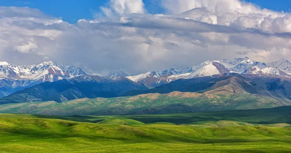 Γραφική Κοιλάδα Των Πρόποδων Και Χιονισμένες Κορυφές Ένα Ανοιξιάτικο Βράδυ — Φωτογραφία Αρχείου