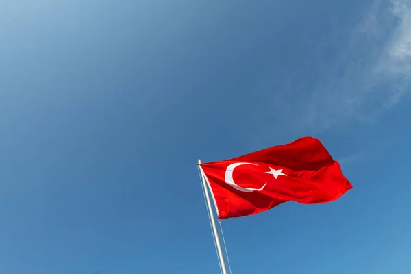 Turecka Flaga Machająca Wietrze Przeciwko Błękitnemu Niebu — Zdjęcie stockowe
