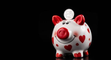 Rus rublesi sembollü sikke ve siyah arka planda komik domuz kumbarası