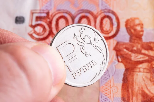 Een Munt Met Het Symbool Van Russische Roebel Tegen Achtergrond — Stockfoto