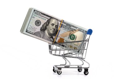 100 Amerikan doları ve beyaz arka planda süpermarketten alınmış minyatür bir alışveriş arabası.