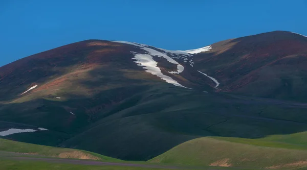 Bir Yaz Günü Kar Artıklarıyla Resmedilmiş Alçak Dağlar — Stok fotoğraf