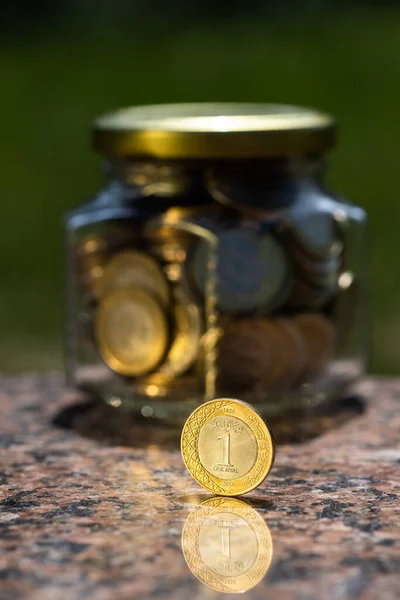 Riyal Mynt Konungariket Saudiarabien Och Glasburk Med Guldmynt Bakgrunden — Stockfoto