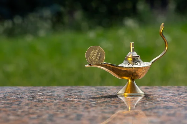 Lámpara Mágica Aladdin Moneda Fils Emiratos Árabes Unidos Con Plataformas — Foto de Stock
