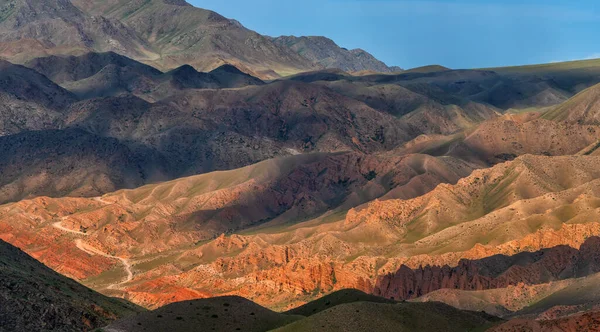 Kırmızı Kayalıklı Manzaralı Dağ Manzarası — Stok fotoğraf