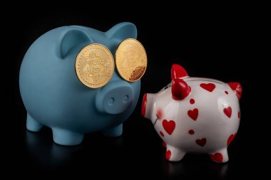 Bitcoin kripto para sembolü ve siyah arka planda mavi kumbaralı altın sikkeler