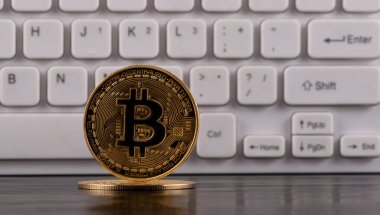 Bitcoin kripto para sembolü ve bilgisayar klavyeli altın sikke