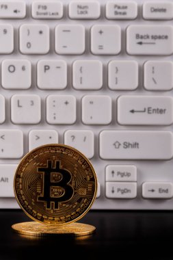 Bitcoin kripto para sembolü ve bilgisayar klavyeli altın sikke