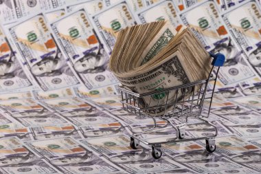 Bir süpermarket alışveriş arabasında 100 dolarlık banknotlarla dolu bir yığın.