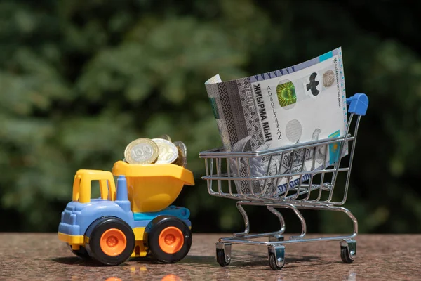 Bin Kazakistan Banknotu Bir Süpermarketten Alınmış Minyatür Bir Alışveriş Arabasında — Stok fotoğraf