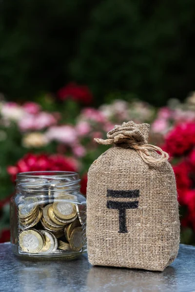 Грошовий Мішок Символом Казахського Валютного Тенжу Скляної Банки Монетами Номіналом — стокове фото